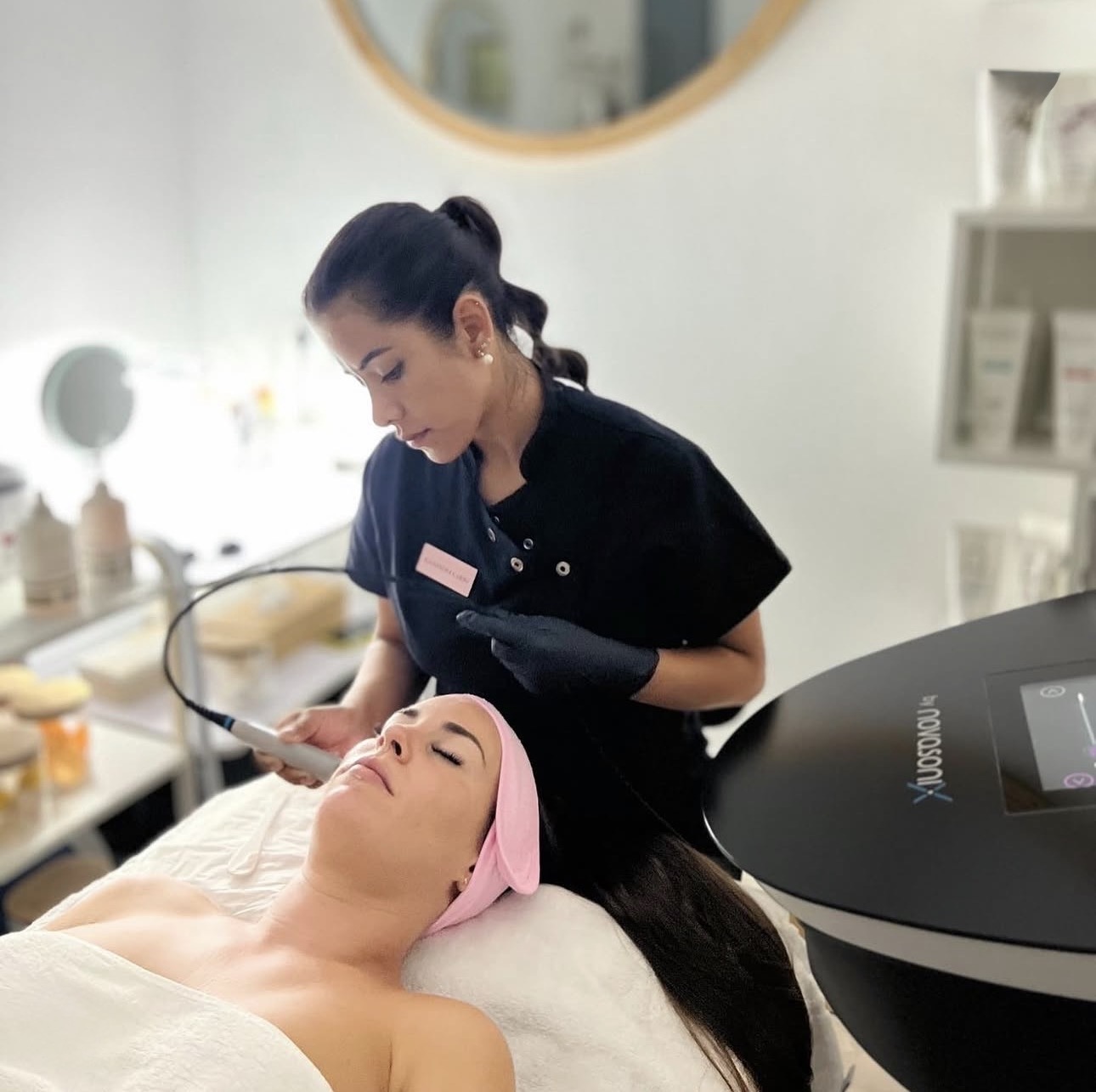 Alexandra Carbó realizando un tratamiento facial