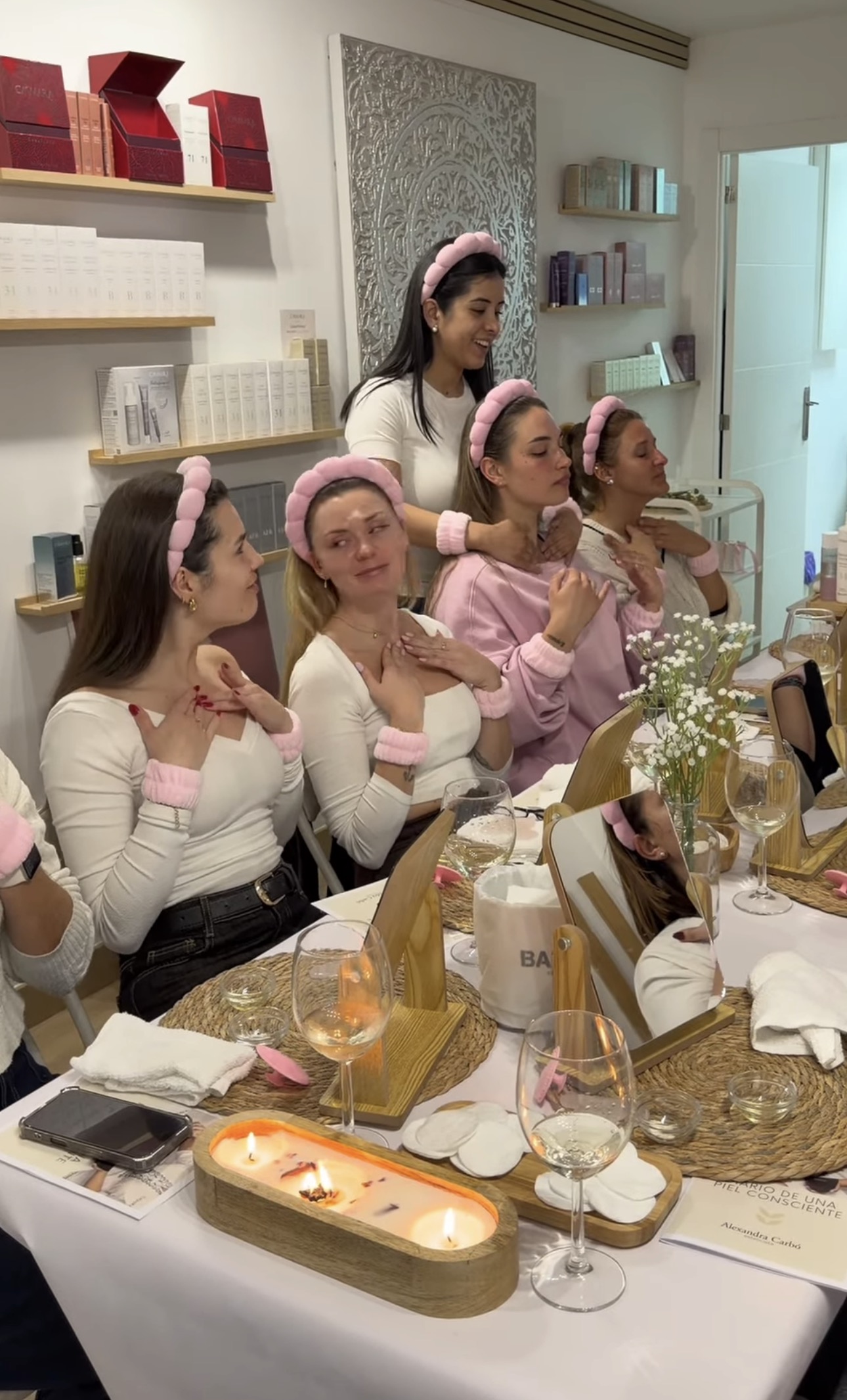 Taller de skincare grupal en el gabinete de Alexandra Carbó